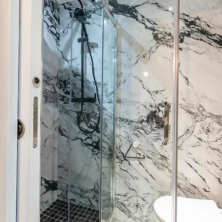 Le Velasquez Apartment *