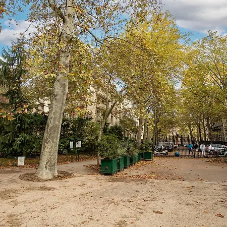 Daire Le Velasquez Paris